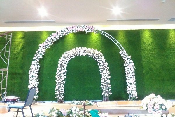 TRANG TRÍ TIỆC CƯỚI BẰNG CỎ NHÂN TẠO
