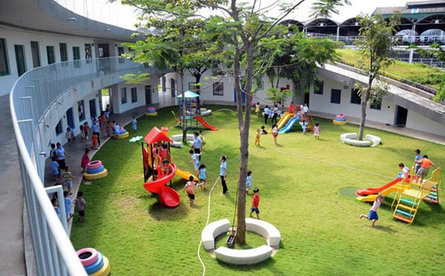KHÔNG GIAN TRƯỜNG HỌC HIỆN ĐẠI VỚI CỎ NHÂN TẠO SÂN VƯỜN