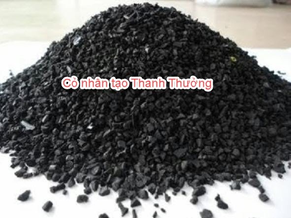 Cỏ nhân tạo và hạt cao su khi làm sân bóng đá