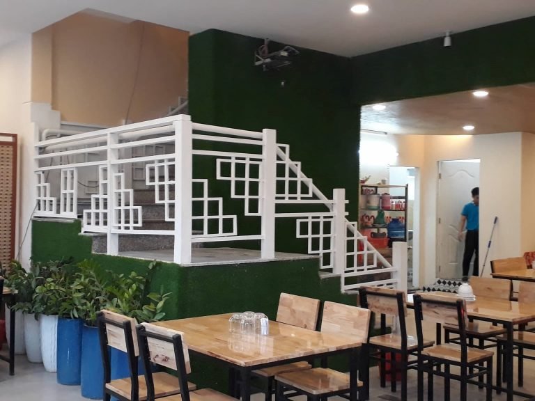 Hô biến không gian quán ăn đẹp với cỏ nhân tạo
